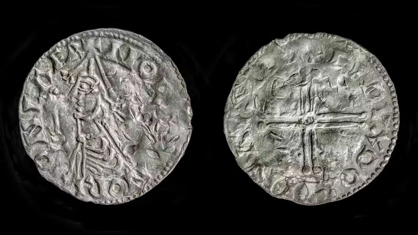 Moeda rara de mil anos é encontrada em tesouro viking com 5.500 peças