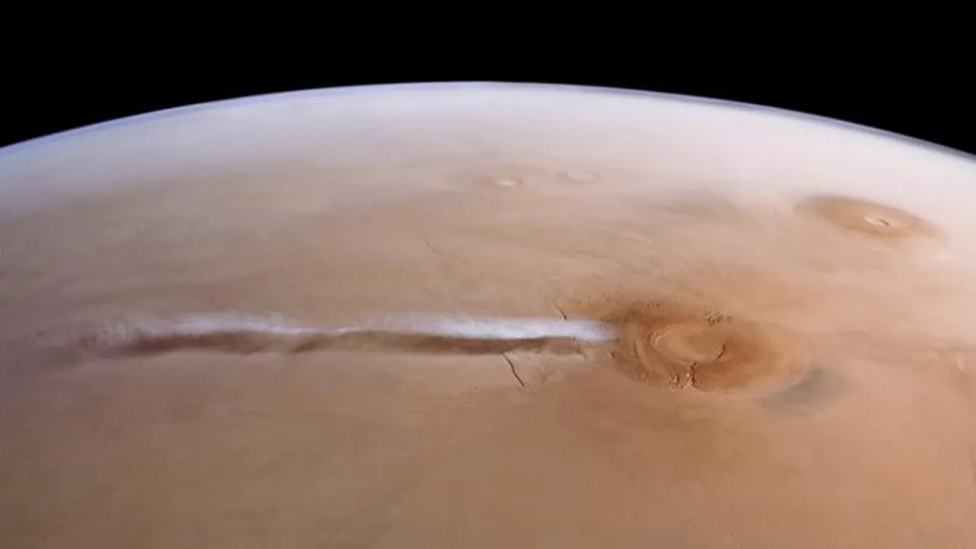 Nuvem de 1.800 km surge quase todos os dias em Marte; cientistas explicam por quê