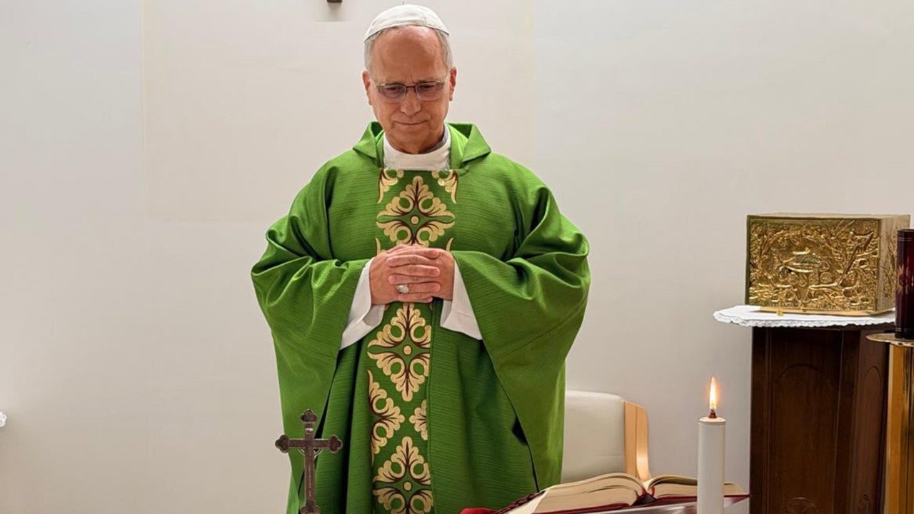 Vaticano divulga primeiras imagens do Papa Leão XIV após operação no pulmão; veja fotos