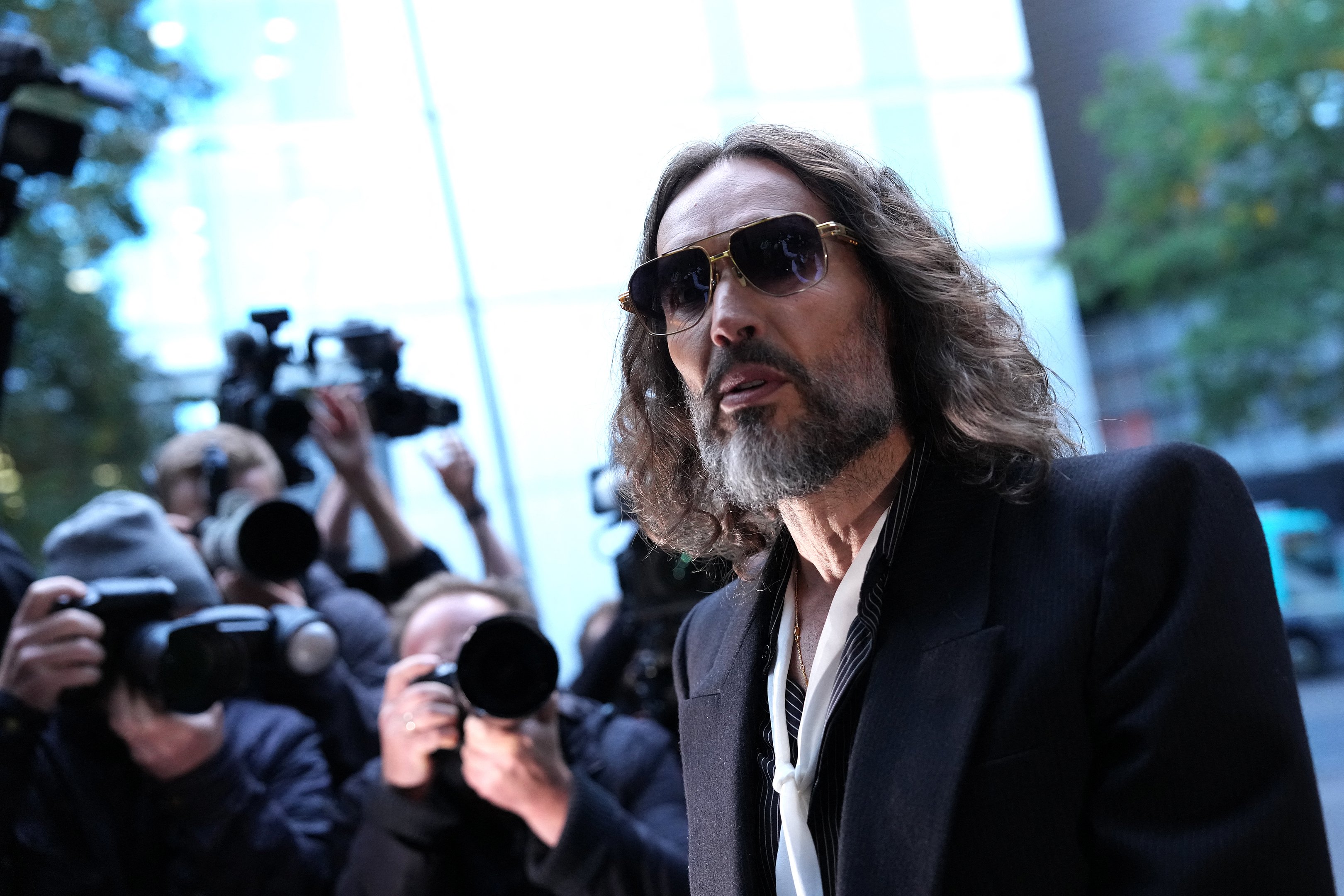 Russell Brand: quais são as acusações contra o ator e comediante britânico?