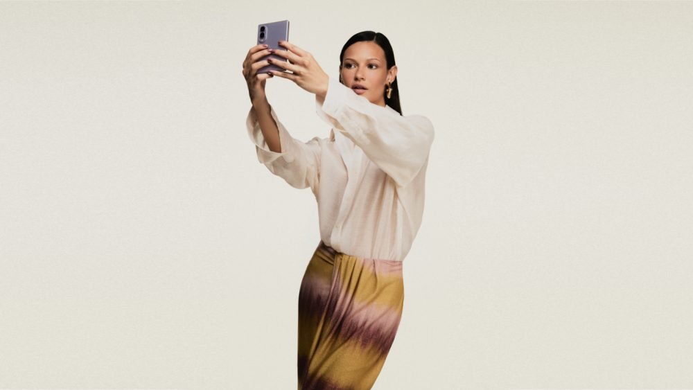 Galaxy Z Fold8 inspira nova coleção de moda praia da Água de Coco com a Samsung
