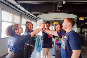 Imagem referente à matéria: O futuro do trabalho passa pelas mãos dos jovens do Espro