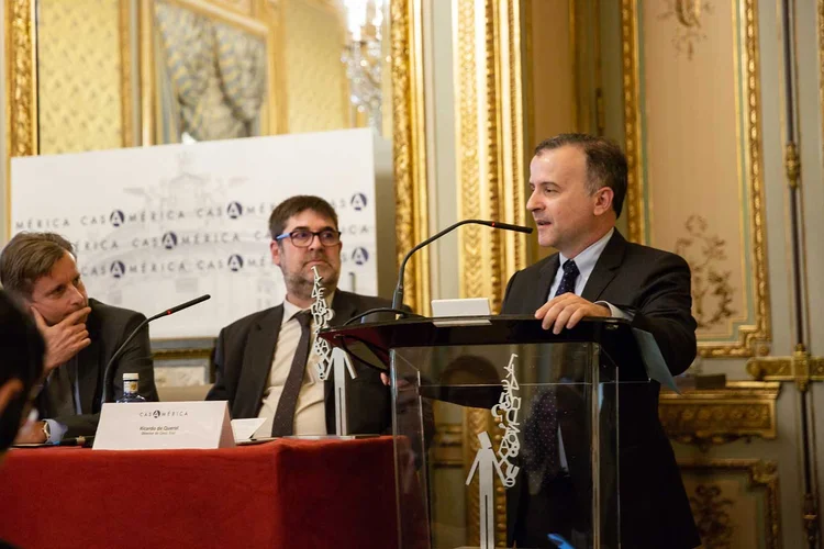 Madri, Espanha: André Lahóz Mendonça de Barros fala ao receber o troféu do Premio Periodismo Económico Iberoamericano (Foto/Divulgação)